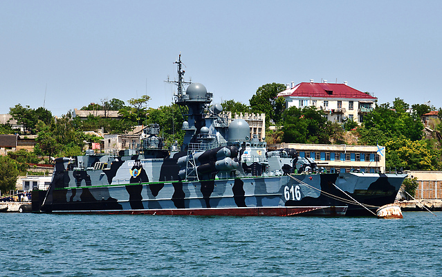 포토 JPG 해외이미지 바다 건축양식 부분 교통시설 주택 경비 사람없음 야외 건물 물 파란색 숫자 검은색 만 보트 작음 미사일 군용 러시아 해안도시 해군 육군 러시아인 해외202310 해외포토 자연요소 서양인 문자 건축물 건축 유럽 컬러 교통 배_교통 군대 안전 도시 보호 크기 시설 파일형식