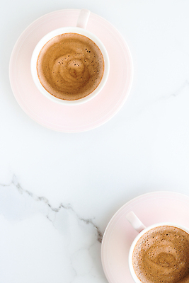 포토 JPG 해외이미지 커피 사람없음 흰색 분위기 커피잔 컵받침 대리석 카피스페이스 해외202310 해외포토 음료 컬러 컨셉 재료 잔 공백 받침대 파일형식