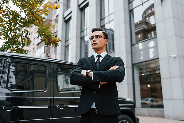 포토 JPG 해외이미지 응시 남자 안경 자동차 한명 정장 상반신 성인 옆모습 팔짱 도시 직장인 비즈니스맨 스마트 스마트워치 성인남자한명만 해외포토 직업 1 시선 잡화 옷 육상교통 뷰포인트 컨셉 비즈니스 모션 사람 스마트기기 웨어러블 남자한명만 성인남자만 파일형식