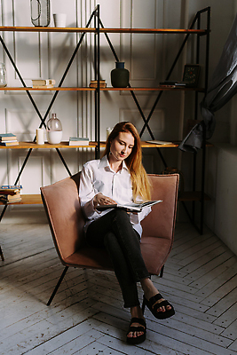 포토 JPG 해외이미지 백인 라이프스타일 여자 교육 행복 가구 거실 의자 창문 호텔 휴식 아파트 주택 실내 한명 사람 앉기 성인 취미 내부 책 학습 소파 독서 뷰티 방 흰색 읽기 안락의자 안락 해외202310 해외포토 서양인 1 감정 컬러 생활용품 컨셉 모션 숙소 건물 생활 파일형식