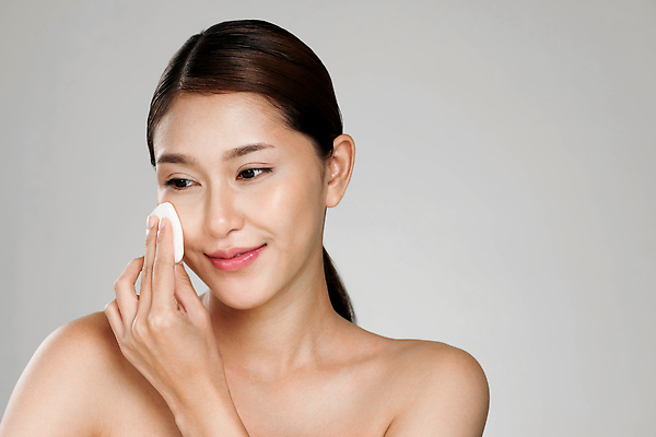 포토 JPG 해외이미지 여자 한명 들기 동양인 상반신 성인 앞모습 화장 뷰티 퍼프 파우더팩트 성인여자한명만 해외202310 해외포토 1 뷰포인트 모션 사람 인종 화장품 여자한명만 성인여자만 파일형식