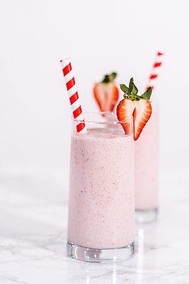 포토 JPG 해외이미지 음료 분홍색 딸기 잔 빨대 사람없음 딸기스무디 해외202310 해외포토 식기 컬러 과일 스무디 파일형식