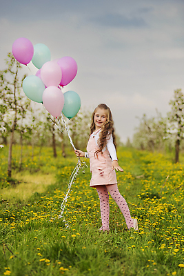 포토 JPG 해외이미지 드레스 공원 딸 행복 감정 얼굴 분홍색 백그라운드 자연 놀이 하늘 휴가 휴식 한명 미소 사람 잔디 야외 파란색 태양 유행 정원 맑음 중국 일몰 거품 꿈 자유 게임 흰색 축하 생일 긍정 낙하산 해외202310 해외포토 자연요소 식물 1 옷 공공시설 기념일 아시아 컬러 컨셉 가족 날씨 표정 신체부위 노을 생태계 파일형식