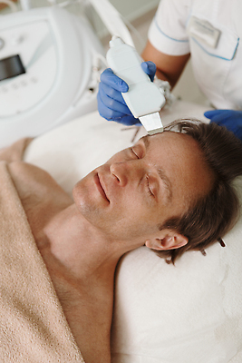 포토 JPG 해외이미지 직업 남자 얼굴 중년 휴식 건강 병원 한명 치료 청춘 뷰티 상점 화장품 의사 주름 미용사 소중 피부 서비스 피부관리 순서 복원 노화 해외202310 해외포토 1 컨셉 의학 사람 성인 신체부위 의료진 파일형식