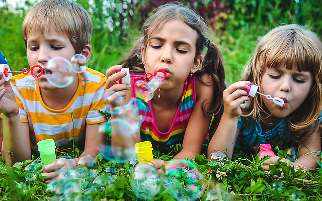 포토 JPG 해외이미지 백인 라이프스타일 공원 여자 딸 행복 어린이 가족 자연 놀이 거리 함께함 건강 사람 소년 사람없음 야외 여름 뷰티 봄 거품 기쁨 게임 흰색 아기 도시 불기 비누 타격 많음 해외202310 해외포토 서양인 계절 공공시설 남자 감정 컬러 컨셉 관계 모션 생활 위생용품 생태계 파일형식