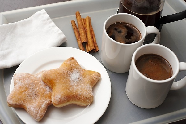 포토 JPG 해외이미지 전통 커피 음료 음식 아침 디저트 쟁반 실내 사람없음 내부 컵 가로 갈색 검은색 어둠 카페 기쁨 머그컵 흰색 침대 신선 액체 달콤 아침식사 굽기 컵받침 상쾌 냅킨 서빙 향 에스프레소 백자 시나몬 카페인 페스츄리 핸드메이드 안락 해외202310 해외포토 주간 식기 감정 빵 컬러 가구 컨셉 상점 식사 도자기 맛 구이 받침대 파일형식