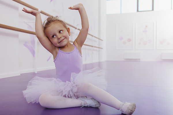 포토 JPG 해외이미지 교육 딸 행복 어린이 스포츠 교실 학교 수업 미래 친절 건강 미술 한명 치마 운동 댄서 표현 춤 아기 제비꽃 발레 연습 발레리나 체조선수 발레복 체조 걸음마 염원 천진난만 해외202310 해외포토 직업 1 옷 꽃 감정 컨셉 가족 모션 하의 문화예술 운동선수 사람 파일형식