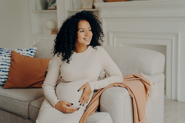 포토 JPG 해외이미지 라이프스타일 여자 행복 어린이 엄마 미래 휴식 주택 관리 사랑 한명 미소 앉기 부모 소파 뷰티 희망 임산부 임신 꿈 방 터치 아기 기다림 예측 준비 태교 복부 혼혈 해외202310 해외포토 1 감정 컨셉 의자 가족 모션 표정 사람 건물 생활 신체부위 다문화 파일형식