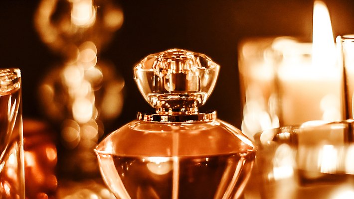 포토 JPG 해외이미지 초 촛불 유리 사람없음 투명 분위기 고급 향수 보케 향수병 해외202310 해외포토 컨셉 재질 화장품 병_담는 파일형식