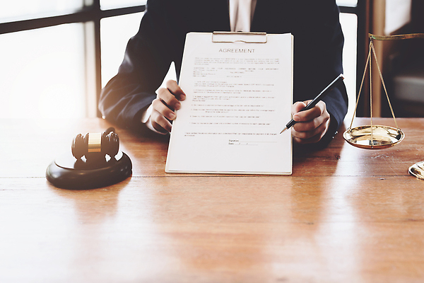 포토 JPG 해외이미지 남자 비즈니스 저울 한명 앉기 상반신 성인 사무실 펜 법률가 책상 상담 문서 법 의사봉 보여주기 변호사 성인남자한명만 해외202310 해외포토 직업 1 가구 모션 사람 필기구 남자한명만 성인남자만 파일형식