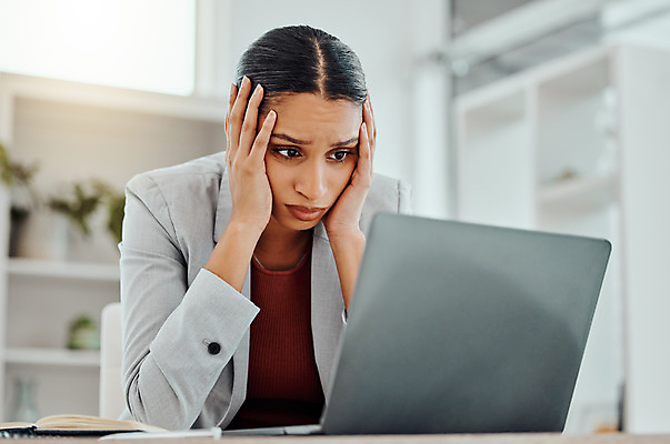 포토 JPG 해외이미지 여자 책장 스트레스 피곤 한명 앉기 상반신 성인 앞모습 노트북 사무실 공책 기댐 졸음 책상 성인여자한명만 해외202310 해외포토 1 감정 뷰포인트 가구 컨셉 비즈니스 모션 문구용품 사람 전자제품 여자한명만 성인여자만 파일형식