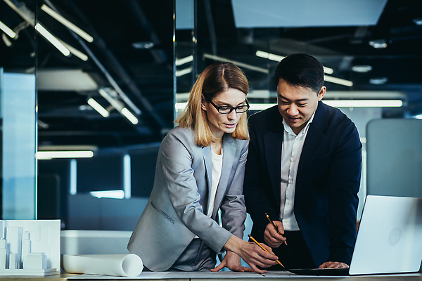 포토 JPG 해외이미지 여자 남자 종이 안경 회사 창문 함께함 정장 성인 두명 옆모습 노트북 연필 모형 기록 비즈니스맨 비즈니스우먼 동료 성인만 해외202310 해외포토 잡화 옷 뷰포인트 컨셉 비즈니스 관계 학용품 사람 전자제품 필기구 직장인 파일형식