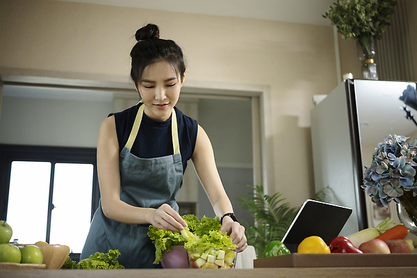 포토 JPG 해외이미지 여자 로우앵글 조각 채소 피망 파프리카 한명 동양인 상반신 성인 태블릿 앞치마 당근 사과 무 담기 냉장고 풋사과 건강식 성인여자한명만 식단관리 해외202310 해외포토 1 음식 뷰포인트 과일 모션 뿌리채소 사람 인종 전자제품 스마트기기 가전제품 여자한명만 성인여자만 파일형식