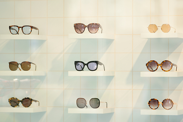 포토 JPG 해외이미지 직업 디자인 옷 안경 컬러 백그라운드 신체 비즈니스 프레임 사람없음 여름 태양 유행 세일 상점 장비 우아함 선택 보호 오브젝트 시력 날것 비전 모음 시력검사 돌봄 줄서기 광학 스타일 많음 해외202310 해외포토 자연요소 잡화 계절 컨셉 모션 검사_조사 파일형식