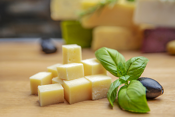 포토 JPG 해외이미지 음식 조각 백그라운드 재료 텍스트 치즈 건강 파노라마 종류 사람없음 목재 파란색 어둠 여러개 이탈리아 그룹 상품 모음 건강식 프랑스어 식품점 맛있는 해외202310 해외포토 나무 문자 유럽 컬러 다수 유제품 촬영기법 한글 상점 파일형식