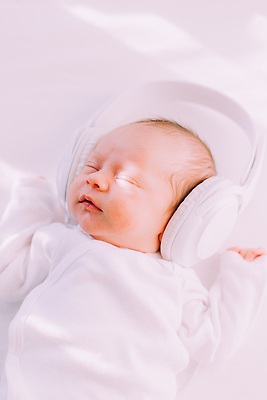 포토 JPG 해외이미지 응시 남자 행복 감정 얼굴 어린이 음악 이어폰 백그라운드 컨셉 한명 미소 사람 소년 뷰티 귀여움 헤드폰 소리 기쁨 듣기 장비 흰색 표현 아기 신생아 오디오 걸음마 해외202310 해외포토 1 시선 컬러 음향기기 모션 문화예술 표정 신체부위 전자제품 파일형식