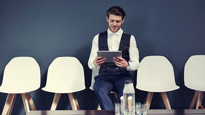 포토 JPG 해외이미지 남자 의자 비즈니스 잔 한명 들기 앉기 성인 태블릿 기다림 물병 성인남자한명만 해외202310 해외포토 시청하다 1 식기 가구 모션 사람 전자제품 스마트기기 물통 남자한명만 성인남자만 파일형식