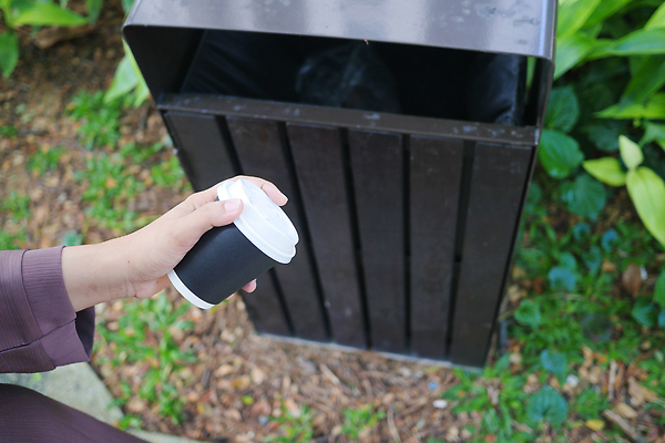포토 JPG 해외이미지 라이프스타일 손 공원 여자 지구 커피 사람 사람없음 초록색 상자 환경 상점 금속 재활용 쓰레기통 오염 던지기 쓰레기 폐기물 플라스틱 거절 버리기 오브젝트 생태계 일반 낭비 생태학 줄이기 처리 비어있는 해외202310 해외포토 공공시설 교육 음료 컬러 컨셉 모션 재질 생활 신체부위 친환경 파일형식
