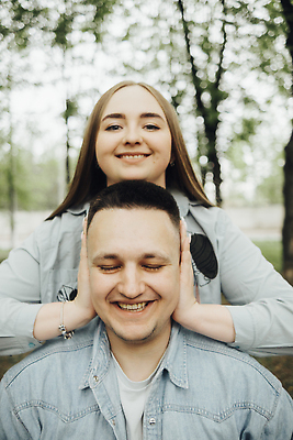 포토 JPG 해외이미지 백인 라이프스타일 커플 여자 남자 행복 셔츠 데이트 관계 남편 함께함 사랑 성인 두명 초록색 햇빛 태양 봄 기쁨 아내 날짜 승낙 비만 빨간머리 해외202310 해외포토 자연요소 서양인 헤어스타일 계절 감정 컬러 컨셉 상의 사람 생활 몸매 파일형식