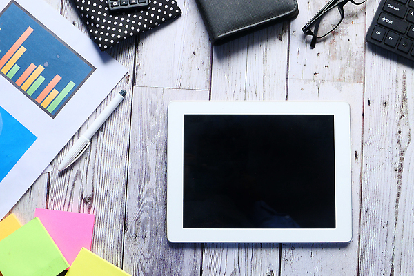 포토 JPG 해외이미지 안경 분홍색 비즈니스 직장 사람없음 금융 태블릿 사무실 디지털 스크린 동전 공백 계산기 작업실 책상 머리위 플랫레이 카피스페이스 비어있는 해외202310 해외포토 잡화 컬러 가구 돈 회사 문구용품 경제 전자제품 스마트기기 장비 플랫 파일형식