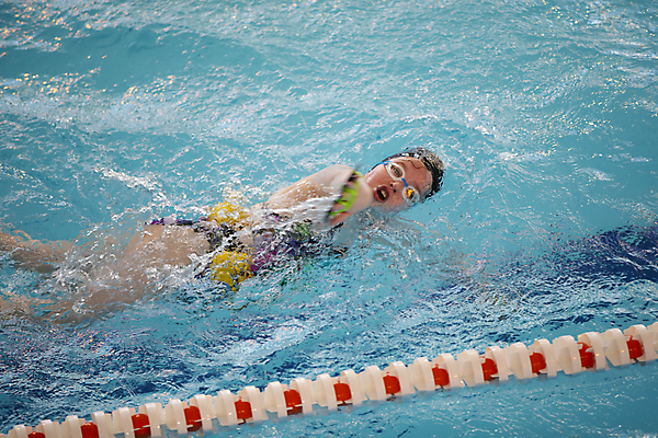포토 JPG 해외이미지 수영복 어린이 수영장 상반신 옆모습 물 수영 물안경 수영모 해외202310 해외포토 자연요소 옷 뷰포인트 사람 수상스포츠 수영용품 파일형식