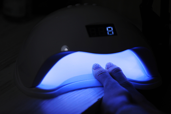 포토 JPG 해외이미지 손 분홍색 컬러 손가락 건조 창조 사람 사람없음 치료 파란색 빛 뷰티 유행 상점 스파 화장품 장비 흰색 공구 램프 못 화려 우아함 손톱관리 손톱 피부 광택 주인 프랑스어 순서 거짓 돌봄 방법 자외선 터키석 헬륨 주도 해외202310 해외포토 문자 컨셉 의학 모션 조명 신체부위 도구 예절 원소 네일아트 보석 파일형식