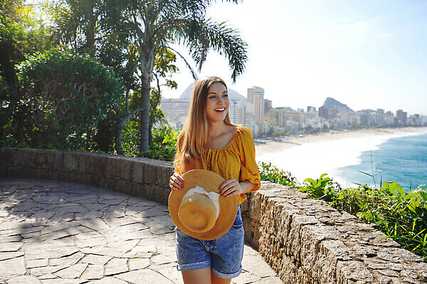 포토 JPG 해외이미지 응시 여자 행복 벽 바다 여행 한명 미소 풍경 옆모습 여름 도시풍경 뷰티 노란색 유행 여행객 걷기 맑음 잡기 도시 남아메리카 밀짚모자 브라질 랜드마크 리우데자네이루 삼바 스타일 브라질사람 해외202310 해외포토 모자_잡화 1 시선 계절 감정 뷰포인트 컬러 모션 날씨 표정 아메리카 사람 파일형식