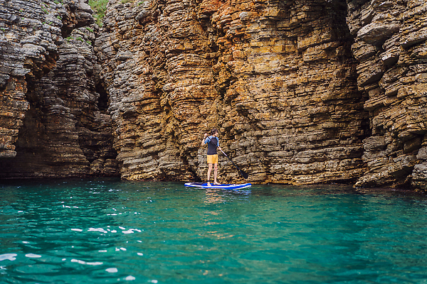 포토 JPG 해외이미지 모델 라이프스타일 여자 스포츠 바다 여행 자연 휴가 휴식 따뜻함 건강 한명 사람 풍경 야외 물 여름 파란색 운동 뷰티 맑음 서핑 그림 노젓기 서퍼 거짓말 몬테네그로 부드바 해외202310 해외포토 자연요소 1 계절 컬러 컨셉 모션 날씨 운동선수 생활 수상스포츠 생태계 파일형식