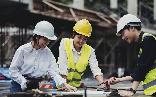 포토 JPG 해외이미지 여자 남자 상반신 성인 야외 앞모습 옆모습 세명 건설현장 설계도 가리킴 안전모 책상 확인 무전기 건축업자 안전조끼 성인만 건설근로자 해외202310 해외포토 직업 건축 뷰포인트 가구 무선통신 건설업 사람 손짓 헬멧 안전장비 파일형식