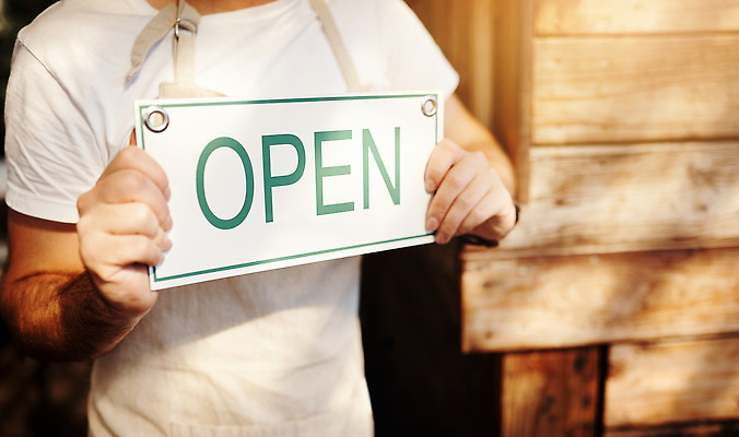 포토 JPG 해외이미지 남자 한명 들기 상반신 성인 햇빛 앞치마 카페 팻말 오픈 나무벽 성인남자한명만 해외202310 해외포토 1 벽 모션 프레임 사람 목재 태양 상점 남자한명만 성인남자만 파일형식