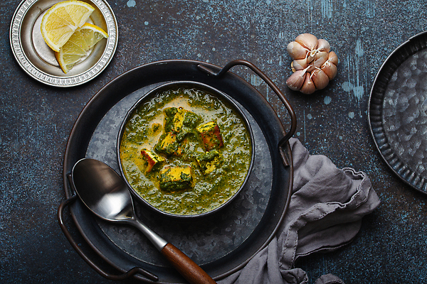 포토 JPG 해외이미지 치즈 사람없음 하이앵글 숟가락 레몬 향신료 인도음식 카레 시금치 통마늘 해외202310 해외포토 음식 뷰포인트 채소 과일 유제품 수저 마늘 동양음식 향미료 파일형식