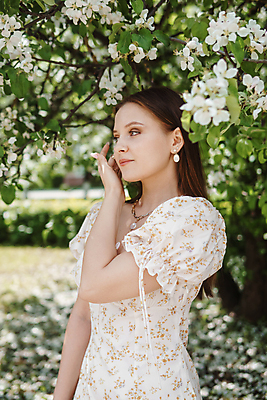 포토 JPG 해외이미지 공원 여자 꽃 잎 목걸이 한명 성인 야외 귀걸이 봄 밀짚모자 쉬폰원피스 성인여자한명만 해외202310 해외포토 식물 모자_잡화 1 계절 원피스 공공시설 장신구 사람 여자한명만 성인여자만 파일형식