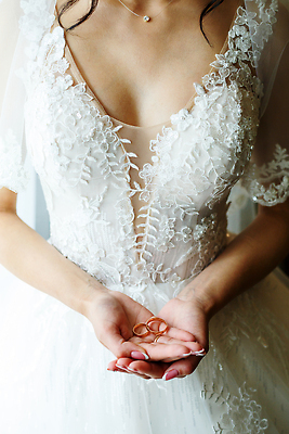 포토 JPG 해외이미지 여자 신부 웨딩드레스 결혼 결혼식 한명 상반신 성인 축하 반지 준비 성인여자한명만 해외202310 해외포토 1 드레스 컨셉 장신구 사람 이벤트 여자한명만 성인여자만 파일형식