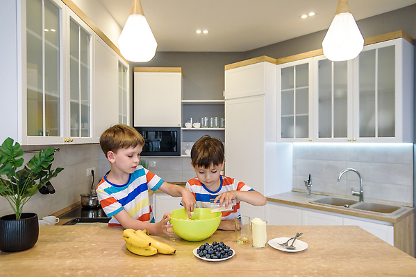 포토 JPG 해외이미지 백인 라이프스타일 행복 어린이 음식 크리스마스 2 과일 학교 가족 탁자 디저트 주택 요리 사람 소년 두명 뷰티 쿠키 케이크 주방 요리사 앞치마 빵집 아기 달콤 굽기 준비 반죽 만들기 밀가루 걸음마 남동생 제빵사 페스츄리 해외202310 해외포토 서양인 직업 교육 기념일 남자 감정 빵 가구 관계 모션 건물 생활 상점 맛 가루 구이 동생 파일형식