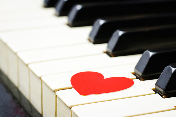 포토 JPG 해외이미지 음악 백그라운드 컨셉 일러스트 노래 놀이 열쇠 발렌타인데이 사랑 미술 사람없음 목재 빛 뷰티 쪽지 화목 소리 콘서트 공연 연주자 음악가 듣기 낭만 수확 골동품 기구 키보드 피아노 심볼 사인 복고 재즈 그런지 멜로디 뮤지컬 작곡가 해외202310 해외포토 나무 직업 감정 농업 재료 모션 데이이벤트 문화예술 이벤트 건반악기 파일형식