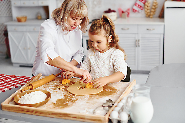 포토 JPG 해외이미지 그릇 여자 노년 할머니 어린이 디저트 상반신 두명 옆모습 주방 계란 우유 누름 반죽 밀가루 제빵 밀대 요리중 쿠키틀 여자만 해외202310 해외포토 식기 음식 뷰포인트 모션 주방용품 유제품 사람 성인 제과제빵 알 가루 제빵도구 파일형식
