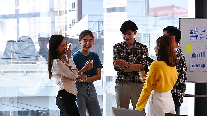 포토 JPG 해외이미지 여자 남자 비즈니스 창문 회의 함께함 대화 서기 여러명 상반신 성인 옆모습 반사 팔짱 비즈니스맨 비즈니스우먼 그룹 책상 직원 화이트보드 테이크아웃컵 성인만 해외202310 해외포토 뷰포인트 가구 다수 컨셉 모션 말하기 사람 컵 직장인 파일형식