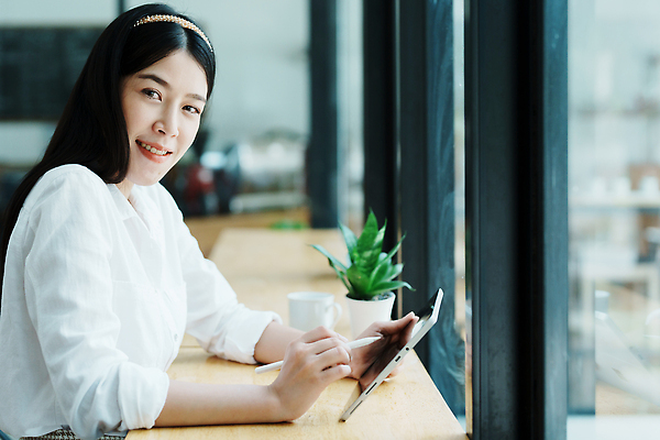 포토 JPG 해외이미지 모델 라이프스타일 여자 행복 백그라운드 컨셉 인터넷 사업가 통신 휴식 바닥 실내 한명 사람 앉기 동양인 인종 성인 독서 알약 디지털 일본 방 자유 도서관 연결 사이버 무선전화기 필름 집중 긍정 모음 온라인 무료 사춘기 프리랜서 해외202310 해외포토 직업 1 교육 감정 아시아 모션 한글 내부 생활 약 전화기 파일형식
