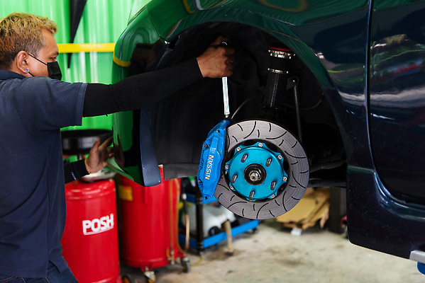 포토 JPG 해외이미지 직업 산업 교통시설 자동차 노동자 사람 사람없음 상점 금속 기계 공연 손상 디스크 작업 바퀴 기술자 변화 실패 수리 브레이크 서비스 타이어 고정 문제 모터 유지 돌봄 자동 제어 조율 차고 해외202310 해외포토 육상교통 교통 컨셉 모션 재질 이벤트 좌절 질병 시설 파일형식