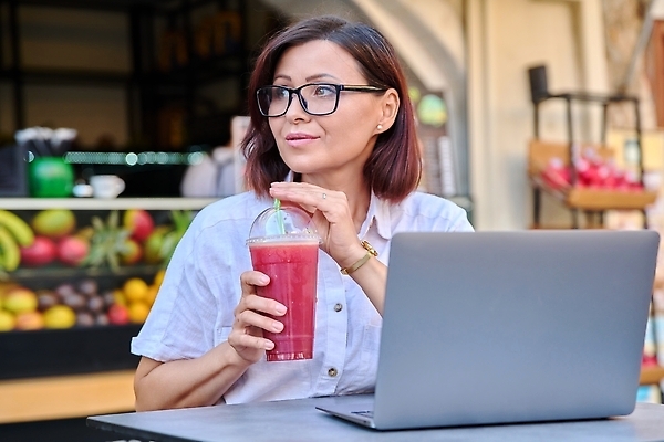 포토 JPG 해외이미지 백인 1 라이프스타일 응시 여자 안경 음료 40대 중년 인터넷 비즈니스 통신 유리 탁자 거리 건강 한명 사람 앉기 성인 야외 노트북 컴퓨터 뷰티 주스 카페 타이핑 도시 업무 작업 칵테일 비즈니스우먼 석류 온라인 밀짚 스무디 프리랜서 해외202310 해외포토 서양인 직업 시선 잡화 가구 과일 모션 재질 주류 생활 전자제품 상점 직장인 짚 파일형식
