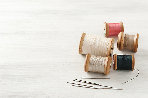 포토 JPG 해외이미지 사람없음 실 바느질 나무바닥 실타래 카피스페이스 해외202310 해외포토 바닥 공백 파일형식