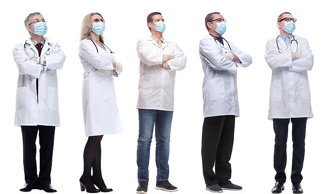 포토 JPG 해외이미지 전신 여자 노년 남자 중년 서기 여러명 성인 팔짱 의사 올려보기 의사가운 수술용마스크 성인만 해외202310 해외포토 다수 모션 마스크 사람 의료진 가운 파일형식
