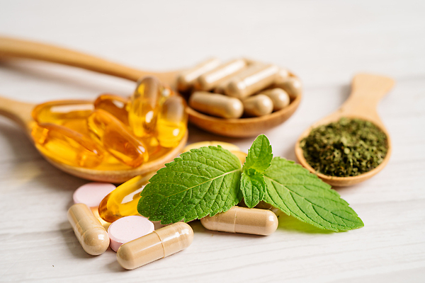 포토 JPG 해외이미지 건강 사람없음 알약 약 숟가락 가루 허브 유기농 해외202310 해외포토 식물 웰빙 의학 수저 파일형식