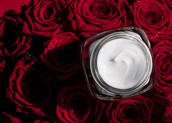 포토 JPG 해외이미지 사람없음 하이앵글 장미 고급 피부관리 스킨케어 기초화장품 빨간배경 수분크림 해외202310 해외포토 꽃 뷰포인트 백그라운드 컨셉 빨간색 뷰티 화장품 파일형식