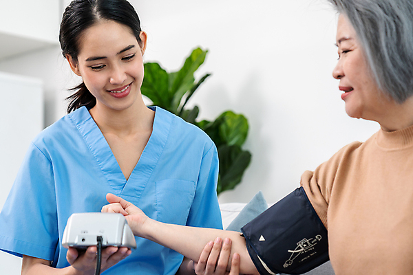 포토 JPG 해외이미지 여자 노년 행복 할머니 화초 쿠션 병원 동양인 상반신 두명 옆모습 건강관리 환자 간호사 소매 혈압계 보험 혈압측정 여자만 해외202310 해외포토 식물 감정 뷰포인트 의학 의료기기 건강 관리 사람 인종 성인 의료진 측정 혈압 파일형식