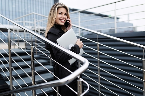 포토 JPG 해외이미지 직업 라이프스타일 여자 행복 비즈니스 성공 노동자 거리 한명 미소 사람 야외 사무실 유행 흰색 도시 업무 비즈니스우먼 우아함 정중 스타일 해외202310 해외포토 1 감정 컬러 컨셉 표정 생활 작업 직장인 파일형식