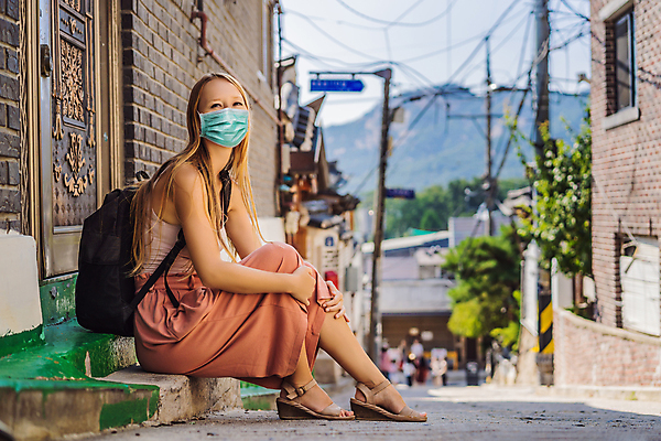 포토 JPG 해외이미지 서양인 여자 여행 한국 한명 앉기 성인 야외 문 한옥마을 마스크착용 북촌 성인여자한명만 해외202310 해외포토 외국인 1 아시아 모션 한옥 서울 마스크 사람 마을 사회이슈 여자한명만 성인여자만 파일형식