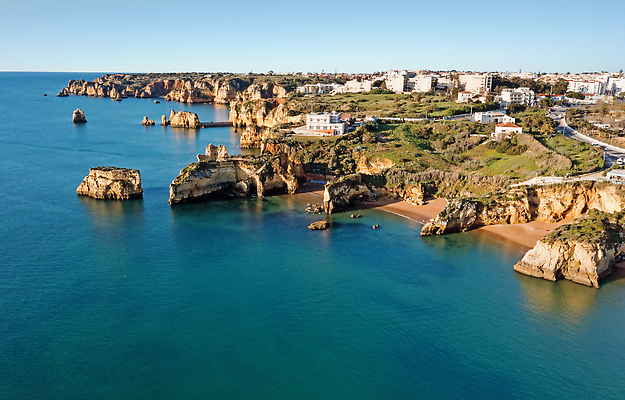 포토 JPG 해외이미지 유럽 모래 파도 바다 여행 자연 휴가 안테나 사람 풍경 사람없음 야외 물 여름 관광지 반사 전원 만 황무지 황금 포르투갈 대서양 내추럴 웅장함 조감도 해외202310 해외포토 자연요소 계절 나라 통신 전기에너지 생태계 파일형식
