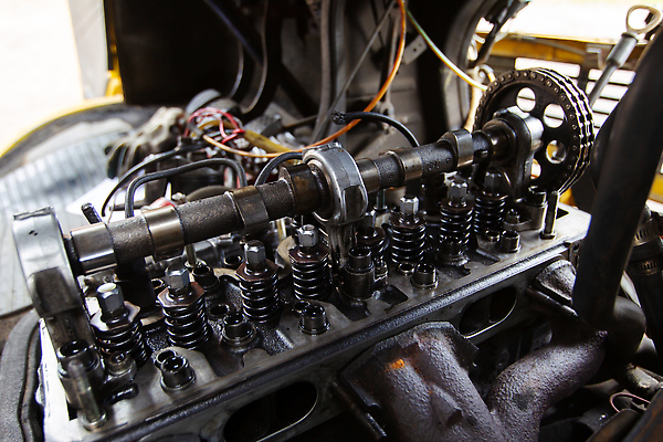 포토 JPG 해외이미지 직업 손 산업 부분 교통시설 자동차 노동자 한명 사람 상점 금속 기계 블록 장비 덮개 공구 스패너 업무 작업실 기술자 변화 수리 서비스 고정 엔진 정비공 공학 모터 유지 디젤 실린더 자동 차고 철강 해외202310 해외포토 1 교육 육상교통 교통 컨셉 재질 신체부위 뚜껑 도구 작업 시설 파일형식