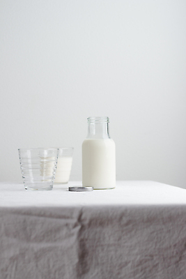 포토 JPG 해외이미지 음료 음식 빵 다이어트 재료 유리 탁자 아침 디저트 유제품 건강 사람없음 컵 세로 쿠키 식사 우유 식탁보 흰색 신선 아침식사 상품 크림 유기농 요거트 건강식 내추럴 정물화 해외202310 해외포토 주간 식기 웰빙 컬러 가구 재질 그림 파일형식